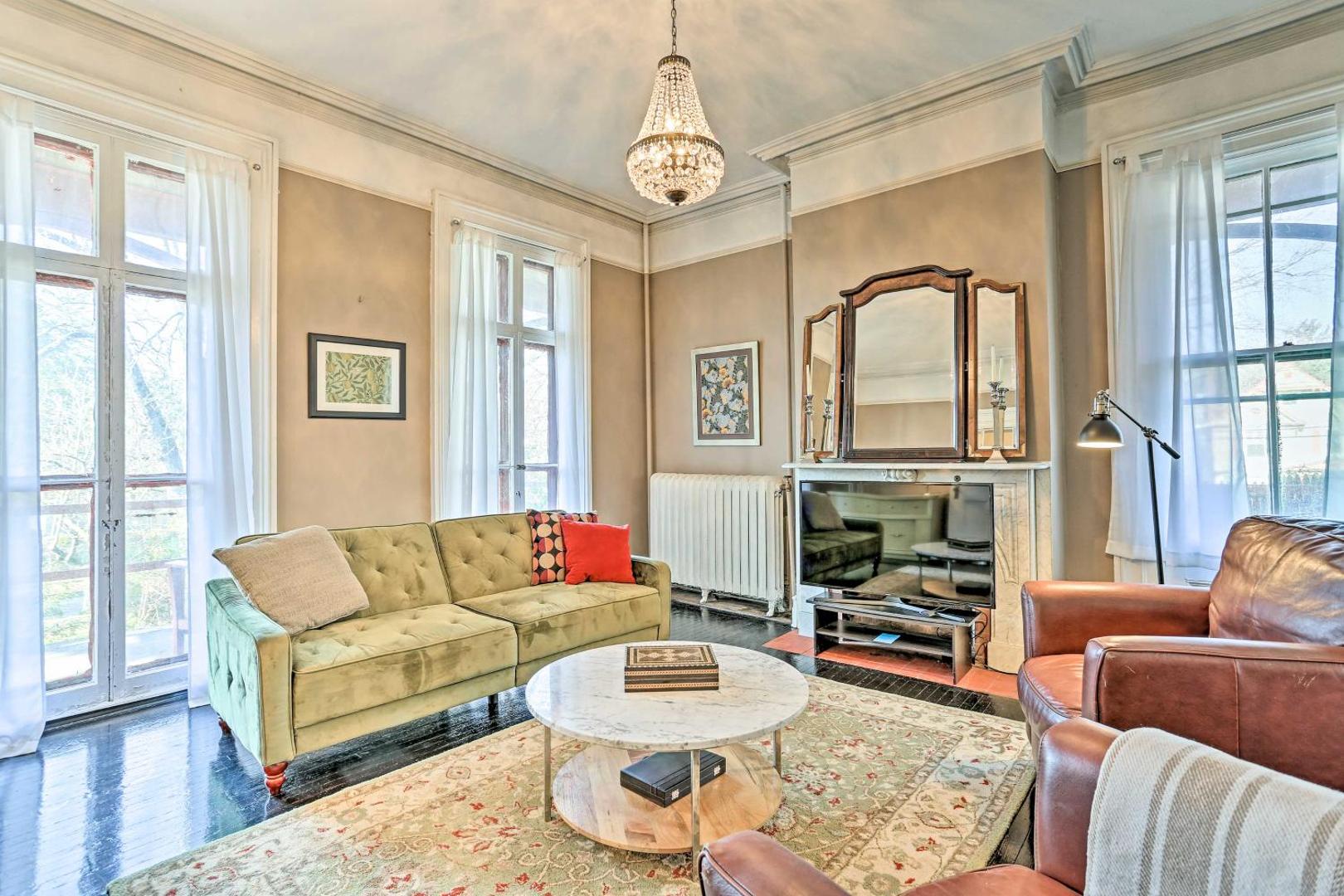 Centrally Located Apt in Victorian Mansion!